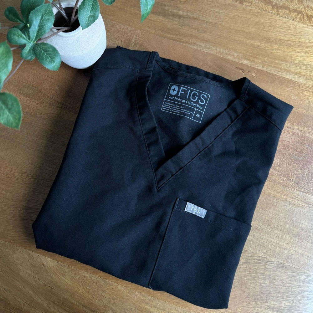 FIGS - Black Catarina One-Pocket Scrub Top (XS)